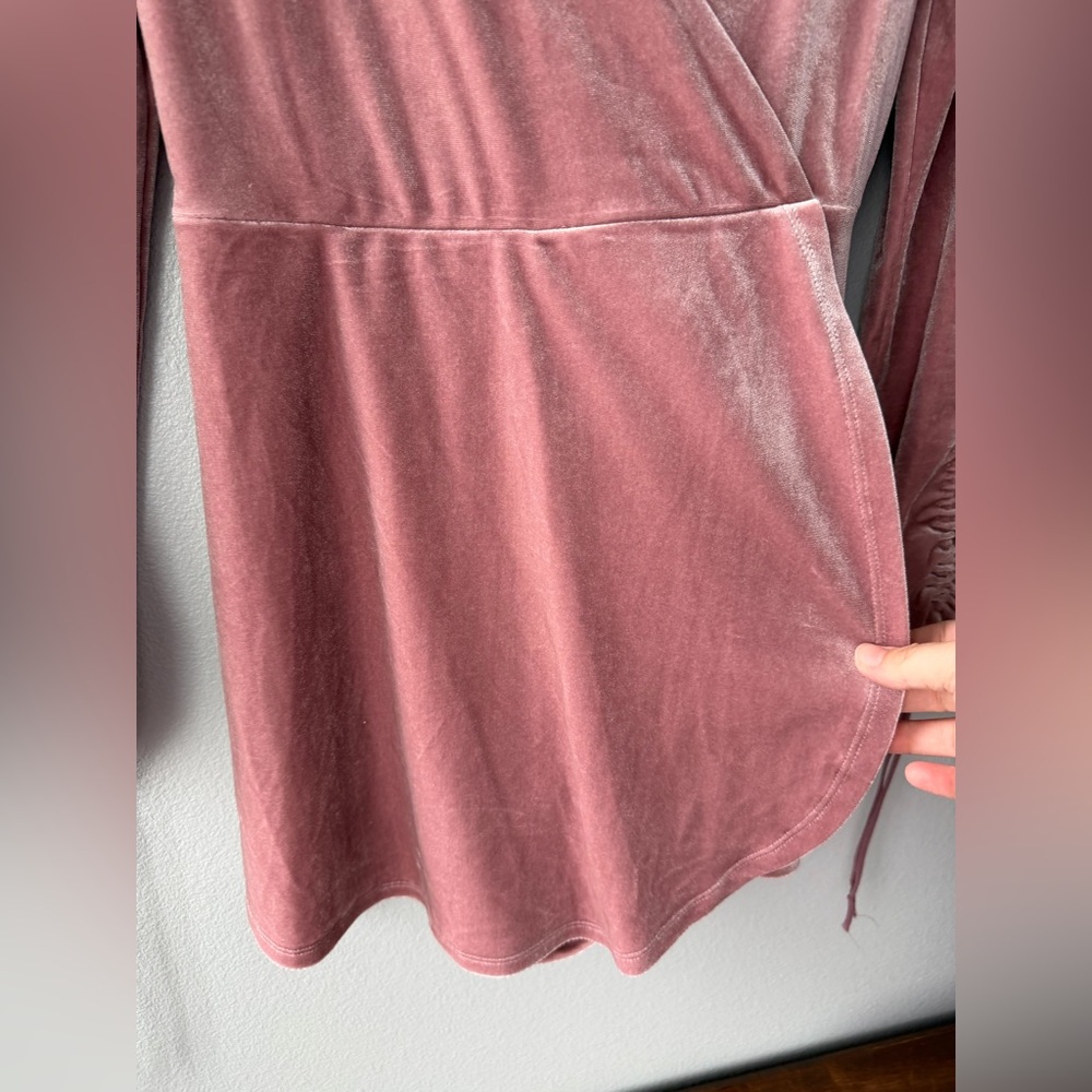 Urban Outfitters blush mauve Goldmine Velvet Surplice Romper Women’s sz S - Picture 6 of 10